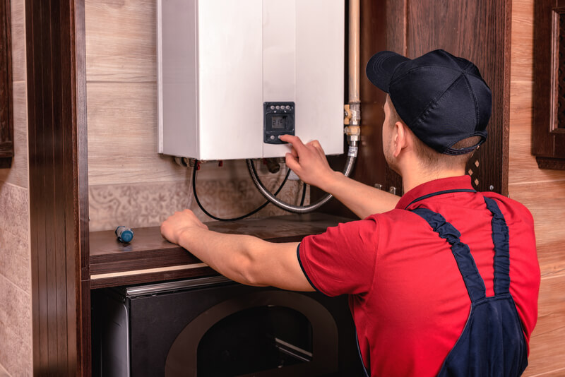 633c537c00ba1e563c62384c_Boiler servicer checking